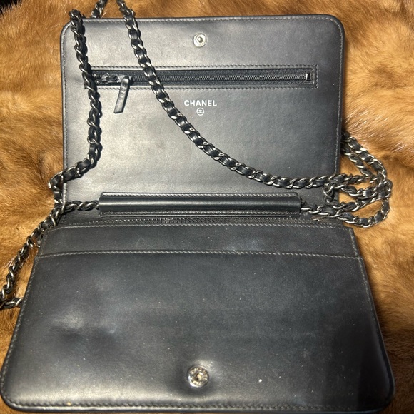 Authentic CHANEL Black Quilted Clutch with Iconic Logo - Picture 2 of 7